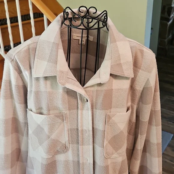 👚beachlunchlounge Taupe and White Plaid Flannel Shirt - Picture 2 of 7